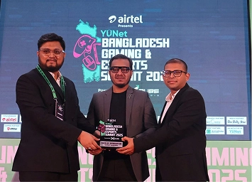 Receiving crest from Bangladesh Gaming and Esports Summit